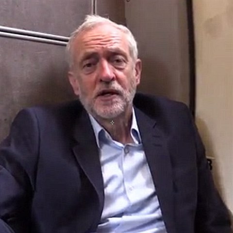 Corbyn ve videu tkal, jak mus stejn jako Britov jezdit peplnnmi vlaky a...