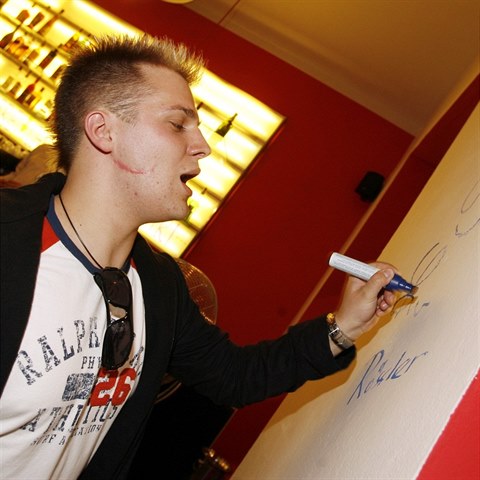 Do prvn� �arv�tky se m�l �dajn� dostat proto, �e se podepisoval d�vk�m, jejich� partner�m se to nel�bilo.