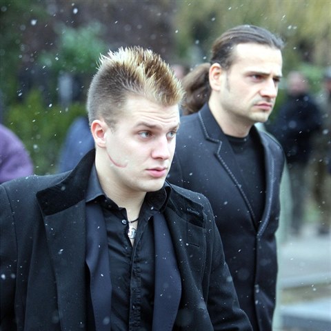 Ze silvestrovsk� �arv�tky si Savka odnesl tuto jizvu, kter� mu hyzd� p�lku obli�eje.