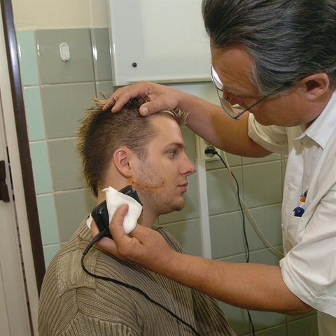 Jizva, kterou si p�ed dvan�cti lety odnesl z hospodsk� �arv�tky, vypad� opravdu d�siv�.