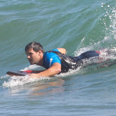 Lautner na surfu.