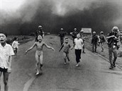 Nejslavnjí fotografie z vietnamské války, kterou poídil v roce 1972 Nick Ut...