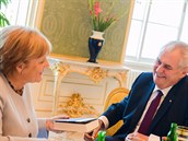 Angela Merkelová mla ze speciálního dárku jíst radost.