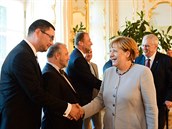 Merkelová se pozdravila i s prezidentovým mluvím Jiím Ovákem.