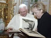 Merkelová se svým krajanem, bývalým papeem Benediktem XVI.