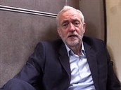 Corbyn ve videu tkal, jak musí stejn jako Britové jezdit peplnnými vlaky a...