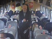 Jeremyho Corbyna ze li usvdily zábry bezpenostních kamer ve vlaku.