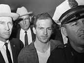 Podle vyetovatel zastelil Kennedyho tyiadvacetiletý Lee Harvey Oswald....