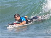 Lautner na surfu.