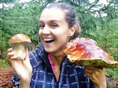 Iva Kubelková se svými houbaskými úlovky.