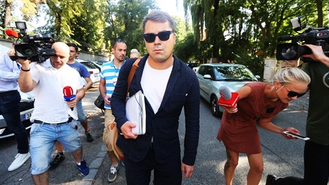 Marek Dalík nastoupil do vzení za velkého zájmu médií. S novinái ale nemluvil.