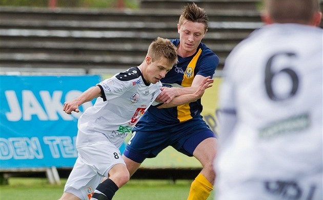 Adam Vlkanova (v bílém), fotbalista Hradce Králové, byl napaden. Má prasklý...