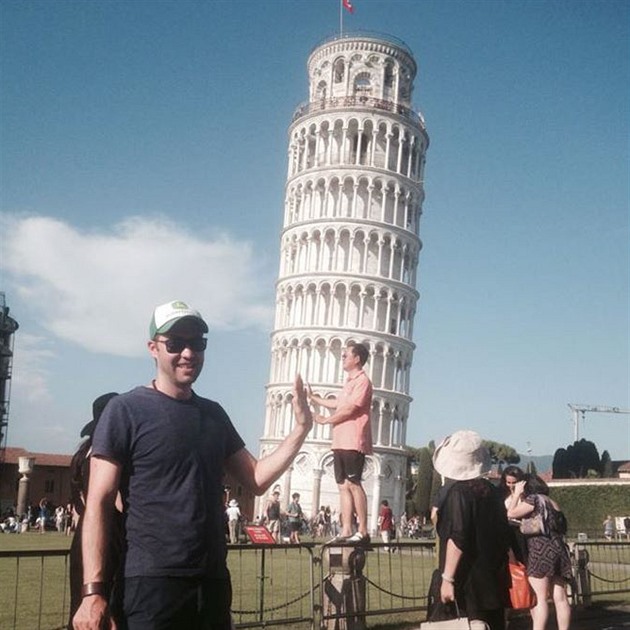 Vtipnmi fotkami s nicnetucmi turisty zapluje vtiplek z Pisy Instagram