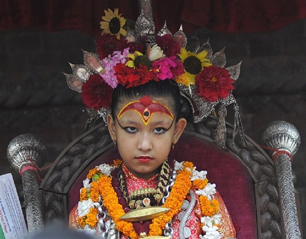 Sedmiletá Yunika z Nepálu se tí nesmírné úct. Místní jí toti povaují za...