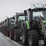 Zemdlci z Calais tento tden blokuj svmi traktory silnice bhem protestn...