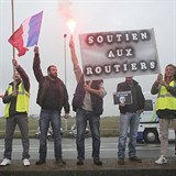 K protestm se pidali i idii kamion, kte mus v Calais odolvat doslova...