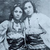 Matka Tereza se sestrou Agou. Obě v tradičních makedonských kostýmech.