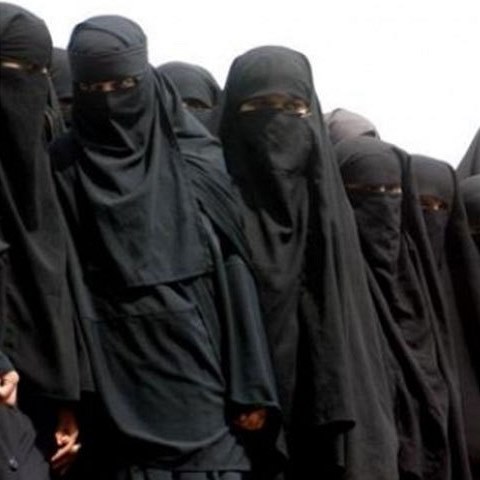 ISIS dovoloval ženám jedině černou barvu a z oděvu směly vykukovat jen ruce a...