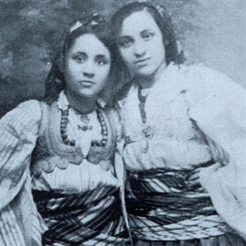 Matka Tereza se sestrou Agou. Ob v tradinch makedonskch kostmech.