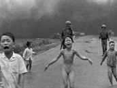 Symbolem války ve Vietnamu se stala ernobílá fotografie nahé vydené dívky...