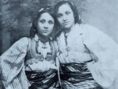 Matka Tereza se sestrou Agou. Ob v tradiních makedonských kostýmech.