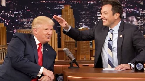 Donald Trump dovolil moderátorovi dotknout se jeho vlas.