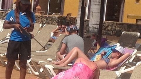 ena se zbraní vydsila turisty u bazénu na ostrov Fuerteventura.