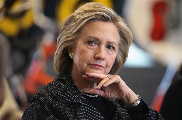 Kolaps na pietní akci donutil HIllary Clintonovou piznat zdravotní potíe a...