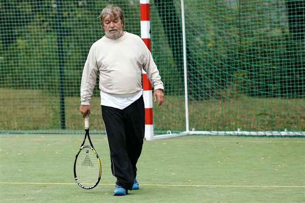 Roman Skamene na tenisovém turnaji hvězd.