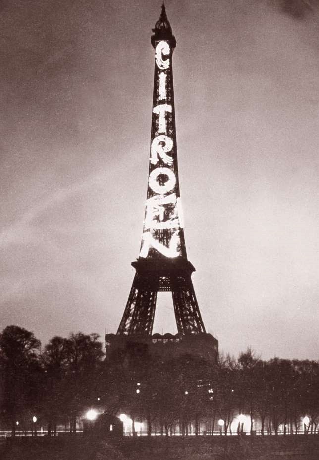Andr Citroen, tou dobou majitel zbrojovky, si dlal na Eiffelovce roky reklamu.