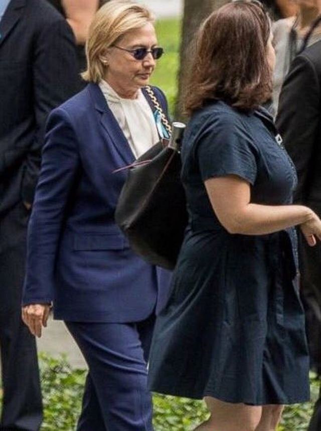 Na fotce je Hillary ped kolapsem. M vrsit krk i tv.