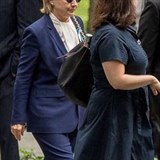 Na fotce je Hillary ped kolapsem. M vrsit krk i tv.