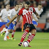 Charlie Austin stl z penalty prvn gl Southamptonu do st Sparty.