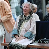 Usměvavá Meda Mládková na oslavě svých 97. narozenin.