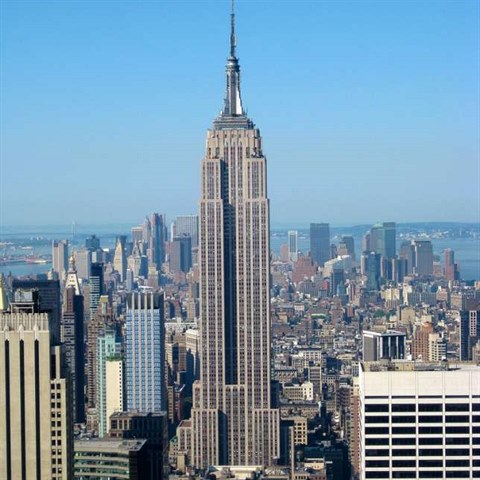 Kdy z vrcholu Empire State Building hodte minci, ten, koho to tref, nezeme....