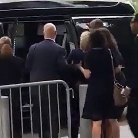Bodyguardi mus podprat Hillary Clintonovou pi nstupu do auta. Prezidentsk...