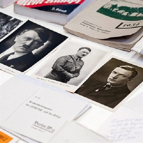 V kapsli bylo nkolik fotografi Adolfa Hitlera a mstnch nacistickch...