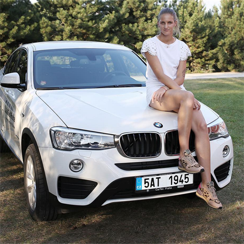 Karolna vnovala luxusn BMW sv mamince.