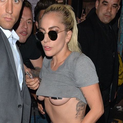 To je figura! Lady Gaga se nemus bt odhalit sv kivky.