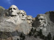 Mount Rushmore patí k nejváenjím památkám amerického národa. Stojí za ním...