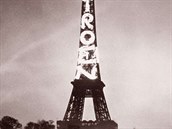 André Citroen, tou dobou majitel zbrojovky, si dlal na Eiffelovce roky reklamu.