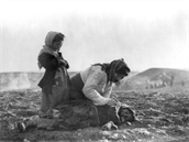 Arménská ena se sklání nad mrtvou dcerou.