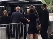 Bodyguardi musí podpírat Hillary Clintonovou pi nástupu do auta. Prezidentská...