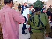 Izraeltí vojáci natstí vdy dokázali útok palestinských fanatik odrazit....