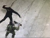 Bezpenostní kamery zachytili Palestince, který se s noem vrhl na tílennou...