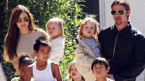 Brad Pitt fungoval dvanáct let jako vzorný otec svých i cizích dtí. Najednou,...