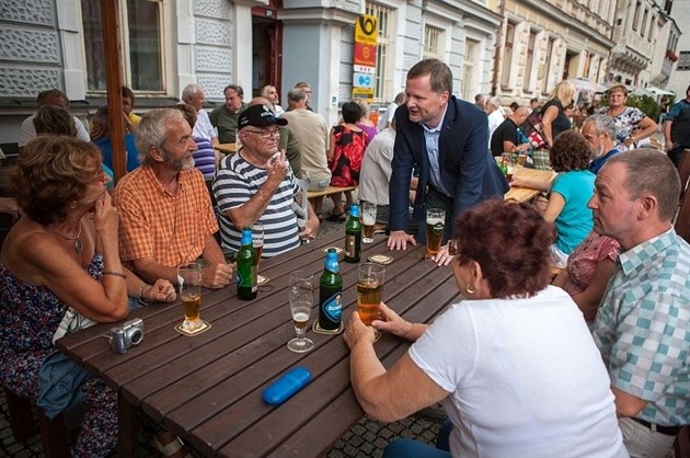 Pedseda ODS objd msta s akc Petr na grilu. Pi n ale pouze konzumuje.