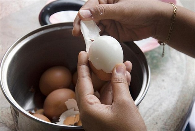 Jak na to, aby se uvaené vejce snadnji loupalo?
