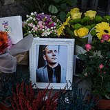 Někdo mezi květiny přidal i Zdeňkovu fotografii v bílém rámečku.
