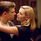 Kate Winslet a Leonardo DiCaprio ve filmu Nouzov vchod.